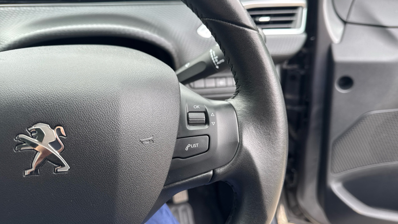 Peugeot 208 1.2 PureTech 82 Signature 5dr [Start Stop] Petrol Hatchback